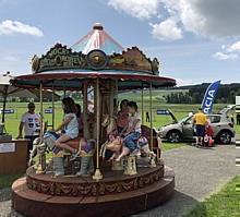 JAHRMARKTSTIMMUNG AN DEN ERSTEN DACIA DAYS DER SCHWEIZ